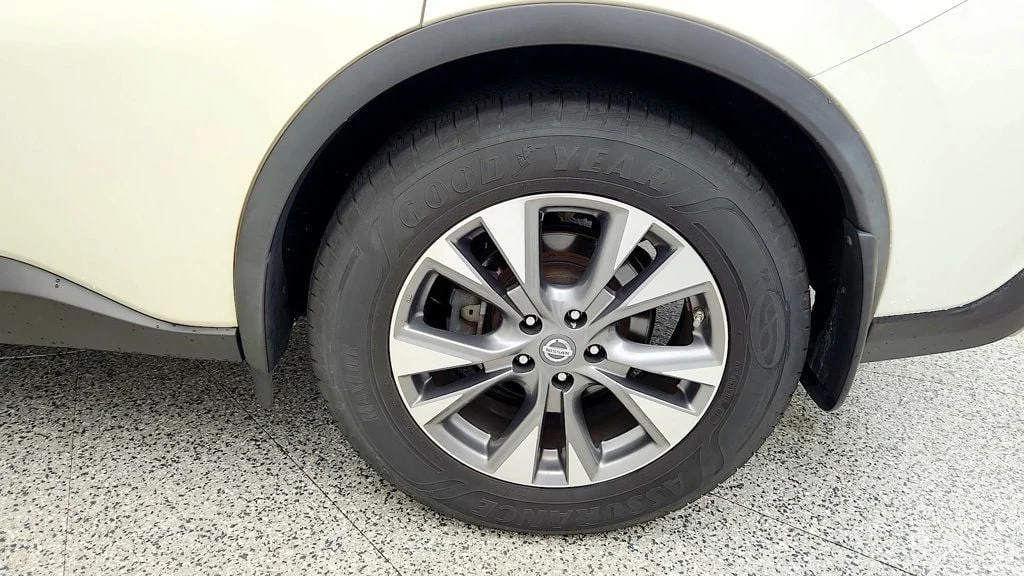 Used 2018 Pearl White Nissan AWD SL image 9