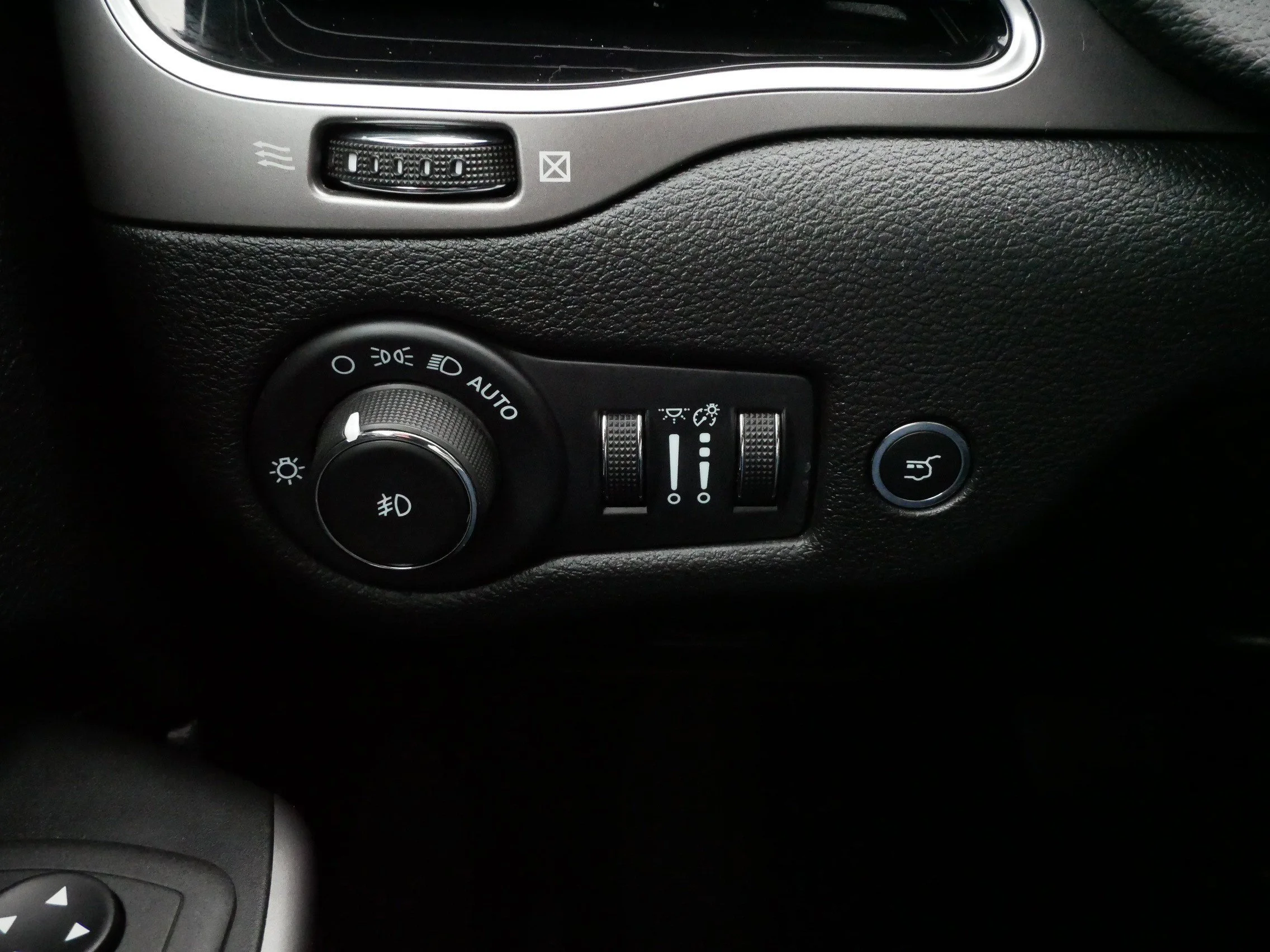 Used 2022 Bright White Clearcoat Jeep Limited image 27