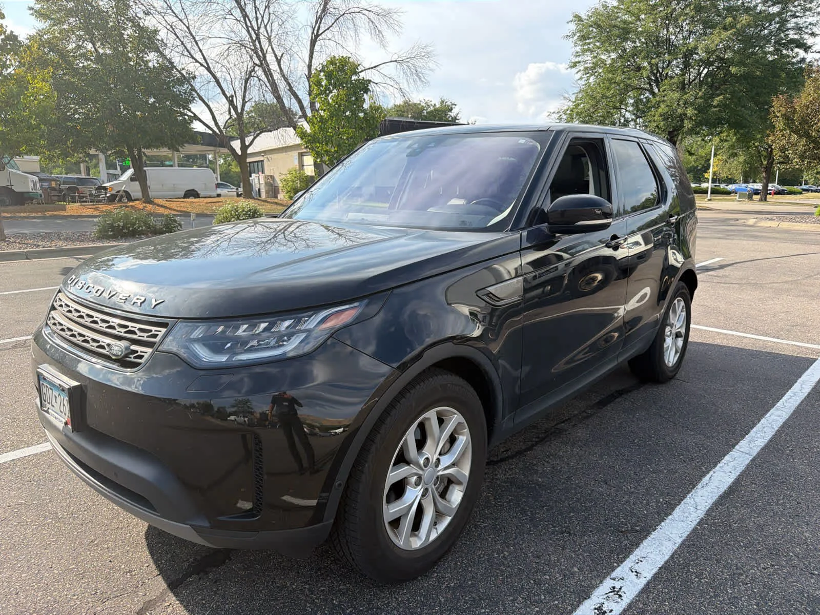 Used 2020 Farallon Black Premium Metallic Land Rover SE image 2