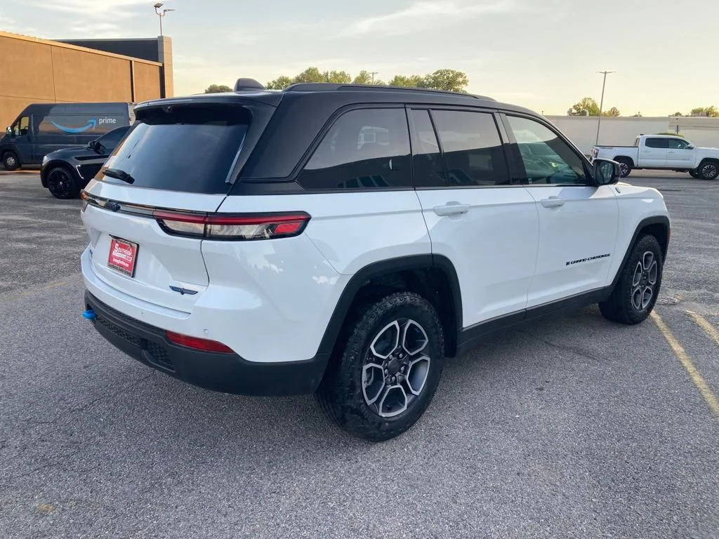 New 2024 Bright White Clear-Coat Exterior Paint Jeep Trailhawk 4xe image 5