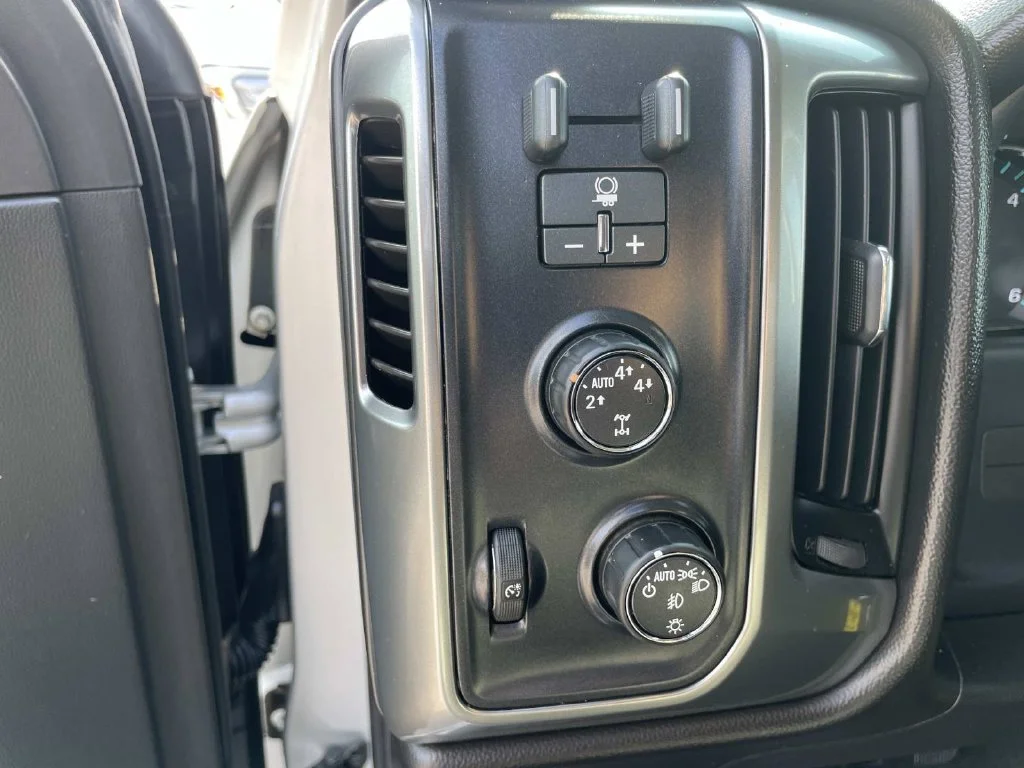 Used 2015 Silver Chevrolet LT image 42