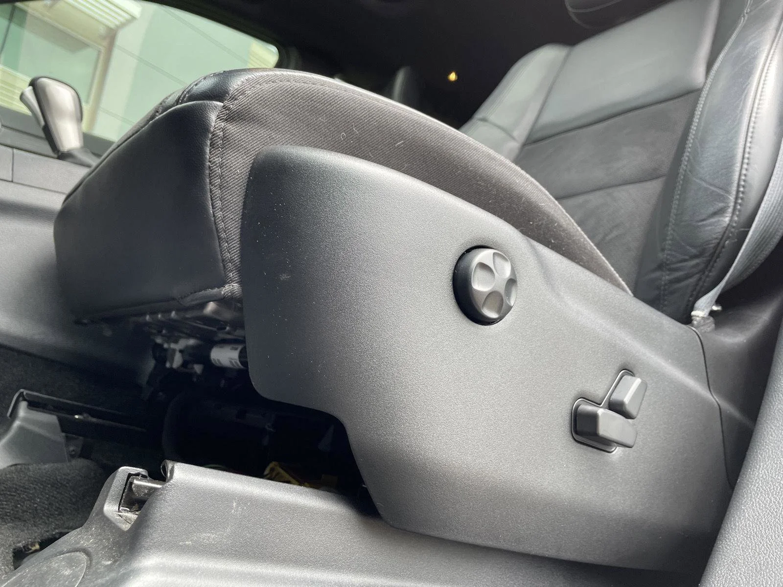 Used 2021 Billet Silver Metallic Clearcoat Jeep Laredo X image 21