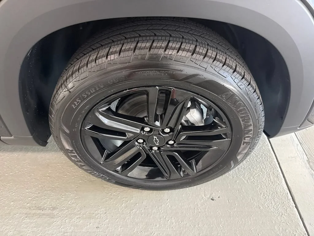 New 2026 Mosaic Black Metallic Chevrolet ACTIV image 4