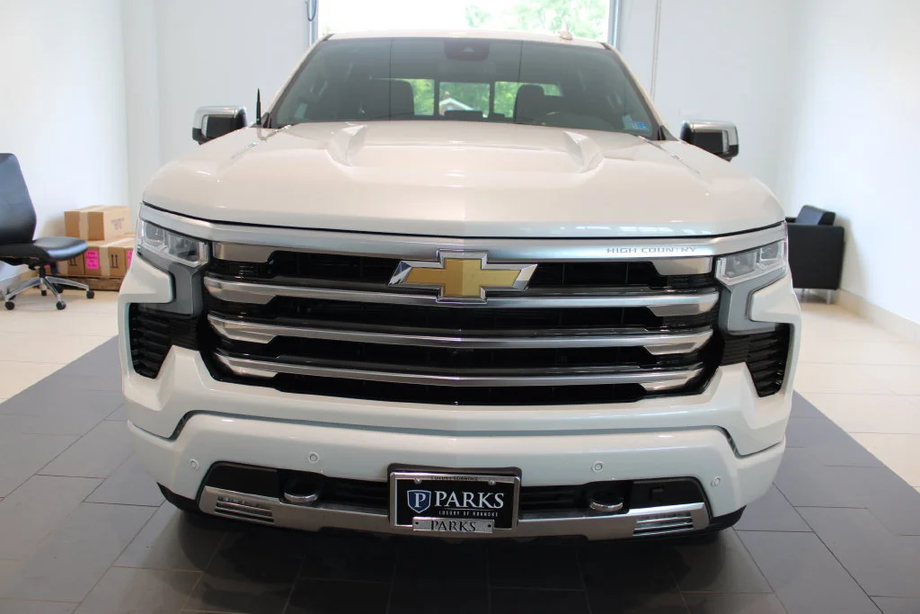 Used 2024 Iridescent Pearl Tricoat Chevrolet High Country image 14