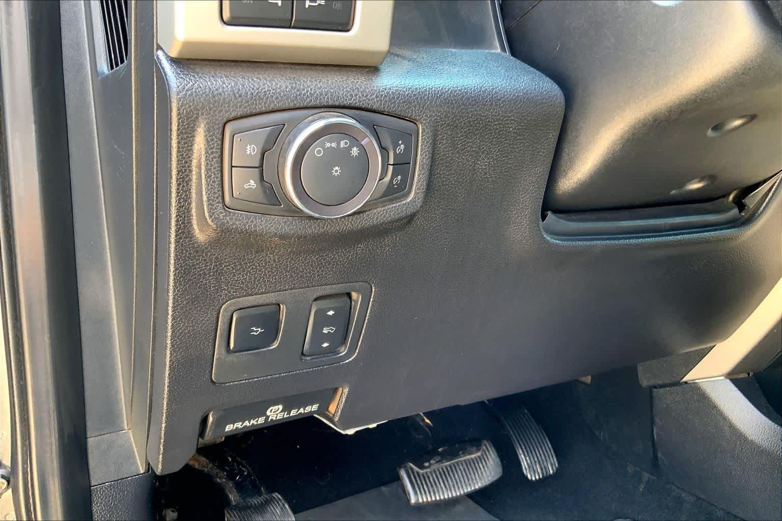Used 2020 GRAY Ford LARIAT image 35