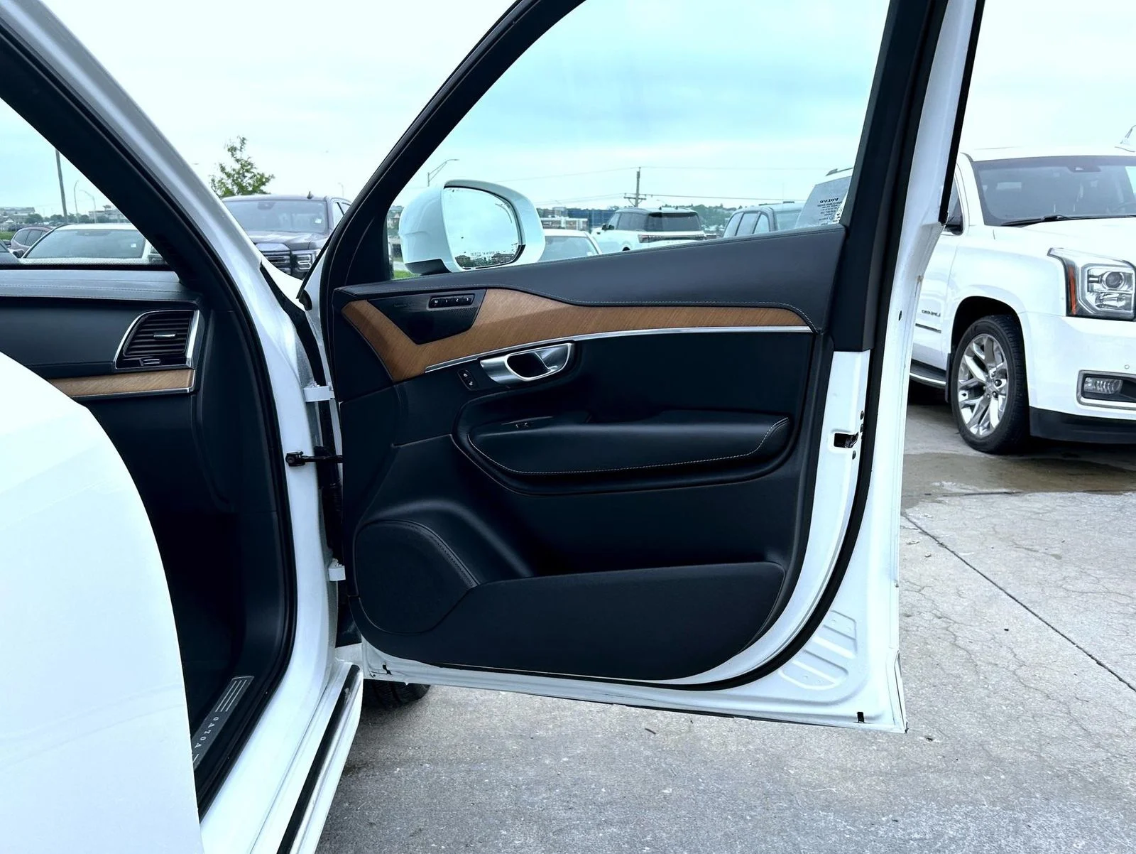 Used 2019 White Volvo T6 Inscription image 16