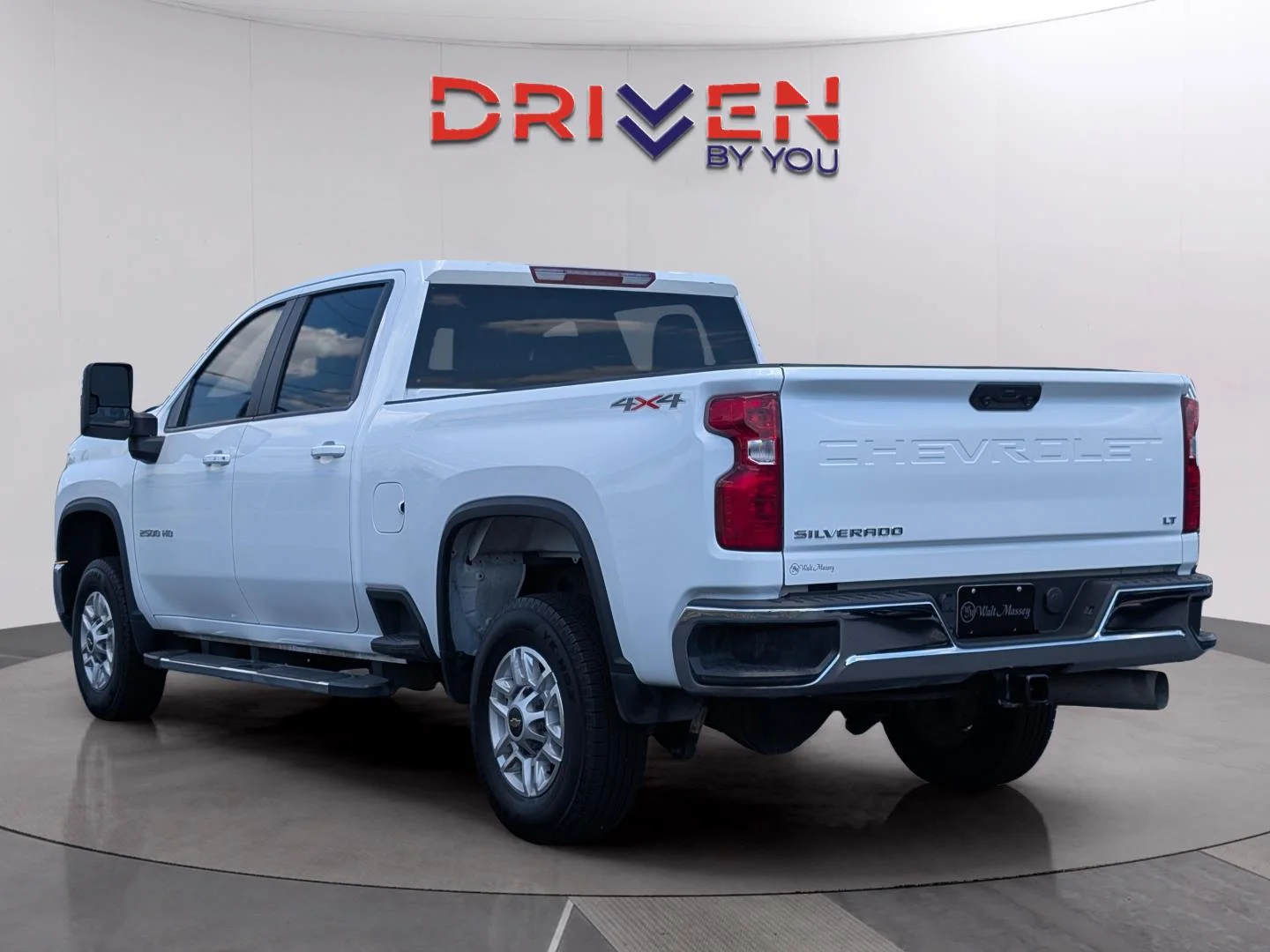 Used 2024 Summit White Chevrolet LT image 3