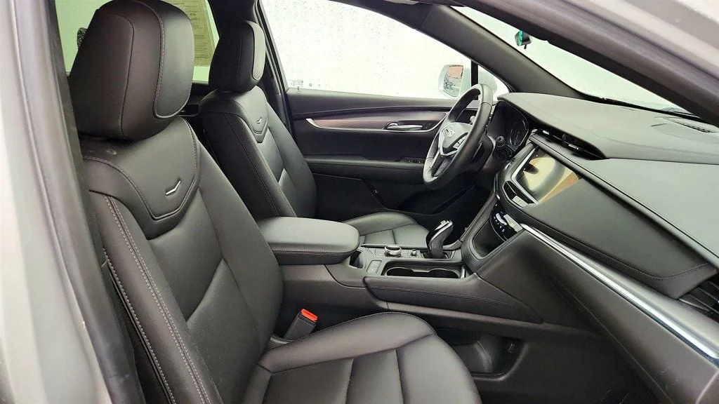Used 2020 Radiant Silver Metallic Cadillac FWD 4dr Luxury image 21