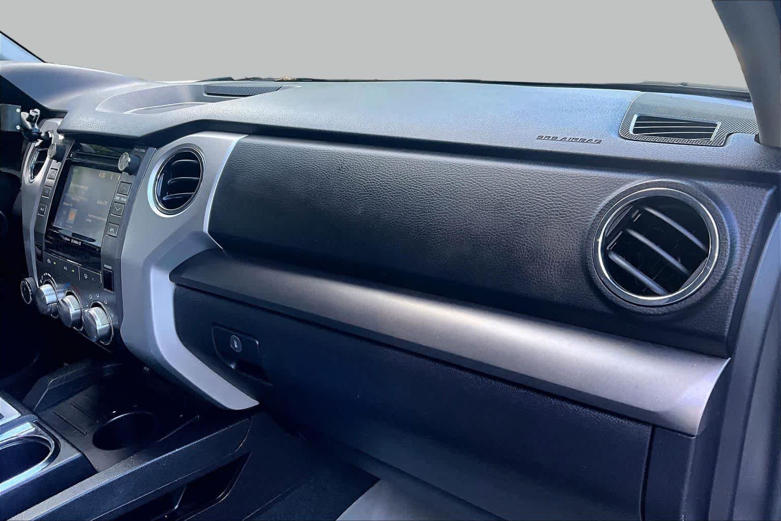 Used 2015 Super White Toyota SR5 image 16