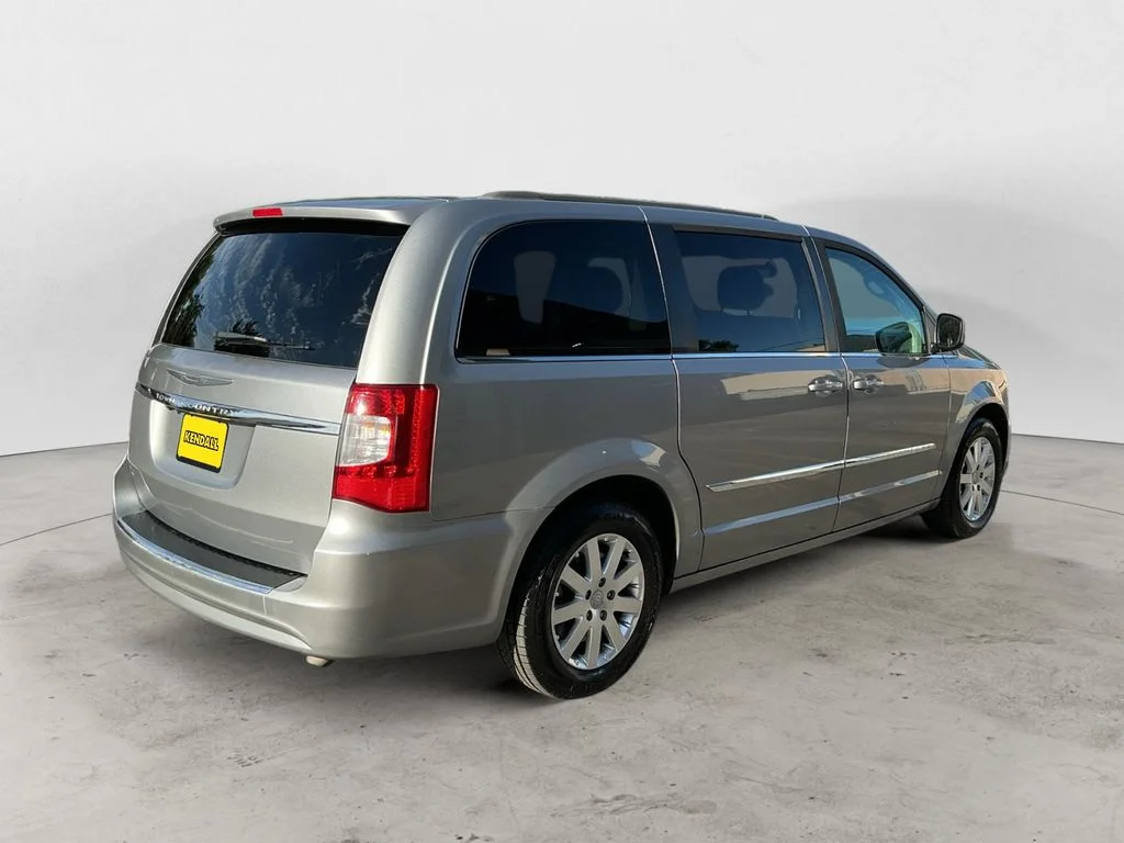 Used 2016 Silver Chrysler Touring image 5
