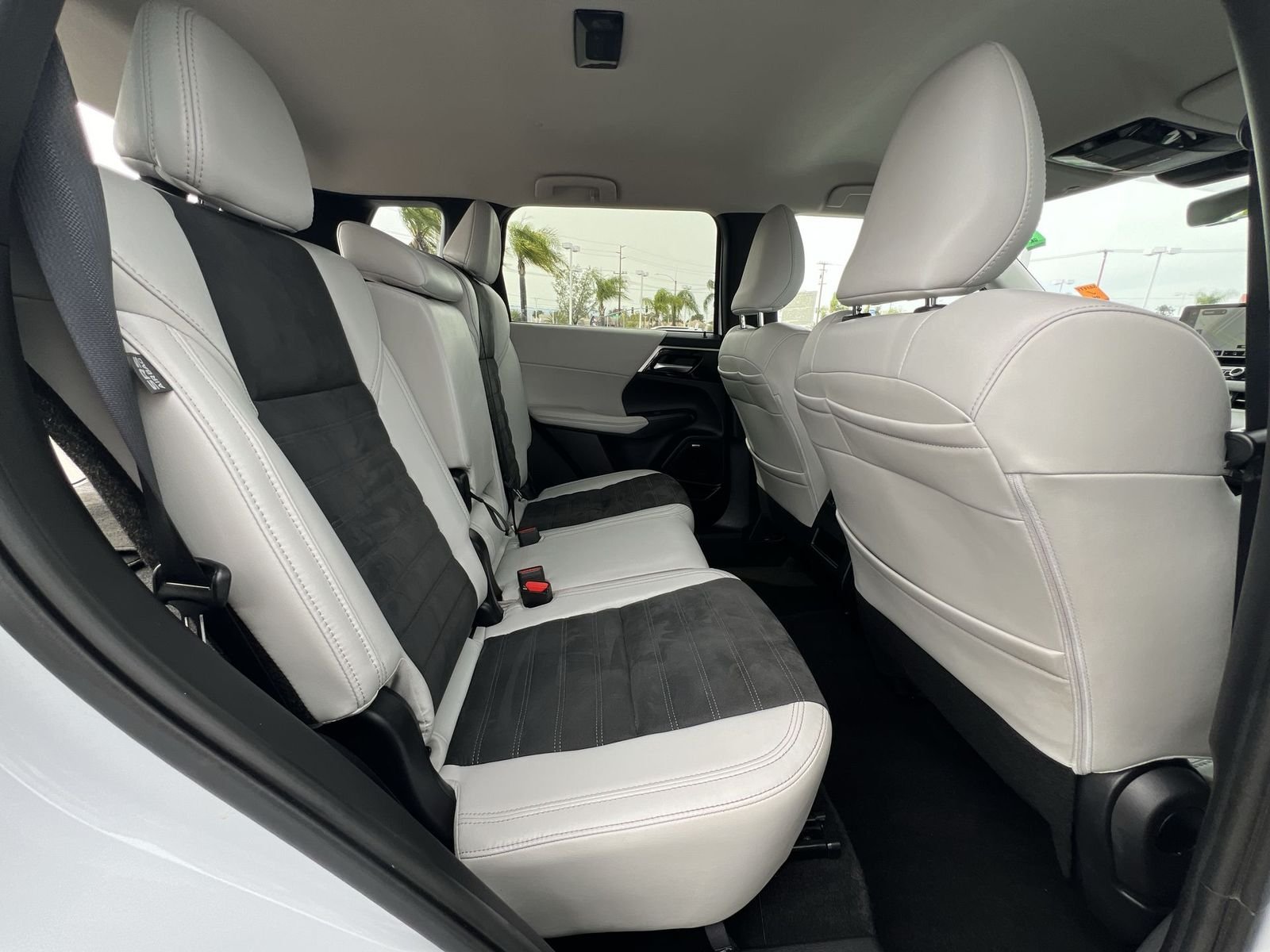 Used 2025 White Mitsubishi SE image 27