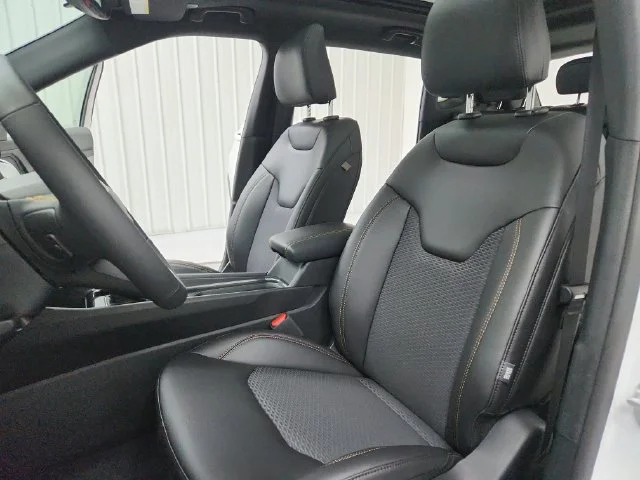 New 2026 Bright White Clear-Coat Exterior Paint Jeep Latitude image 19