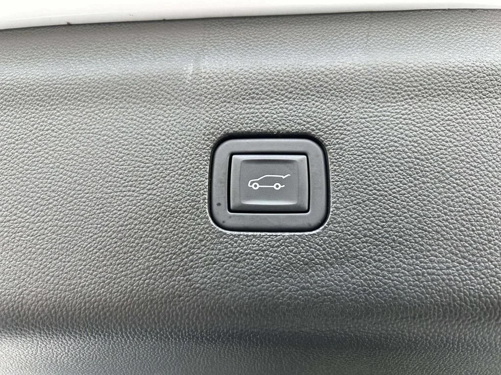 Used 2023 White Frost Tricoat Buick Premium image 12