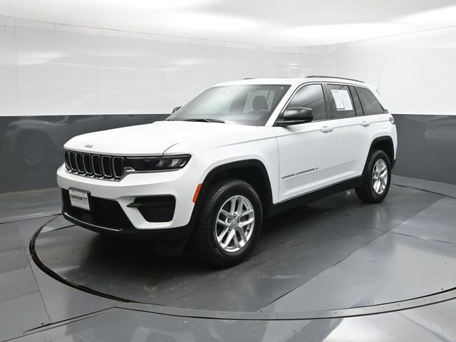 Used 2025 White/off-white Jeep Laredo image 34