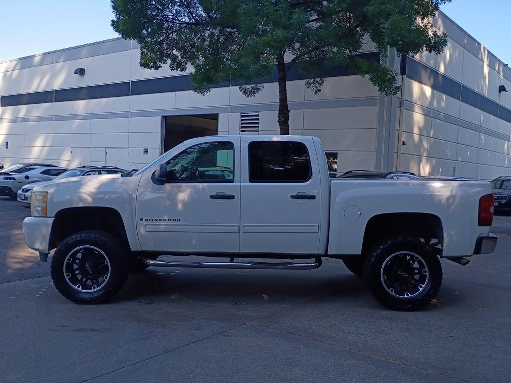 Used 2009 Summit White (Fleet) Chevrolet LT image 7