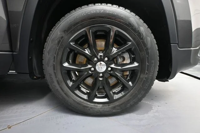 Used 2016 Gray Jeep Latitude image 16