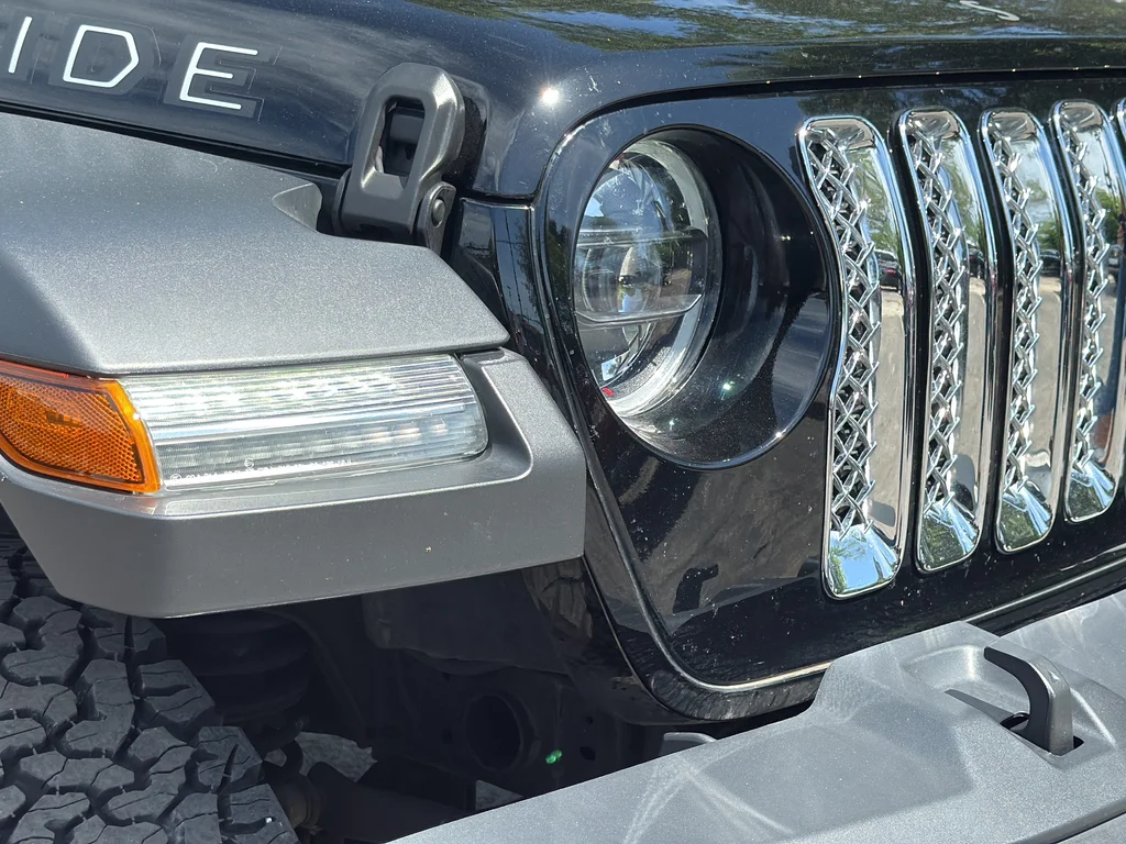 Used 2023 Black Jeep High Tide image 11