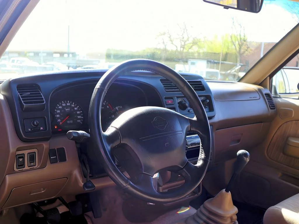 Used 2000 Silver Ice Clearcoat Metallic Nissan SE image 13