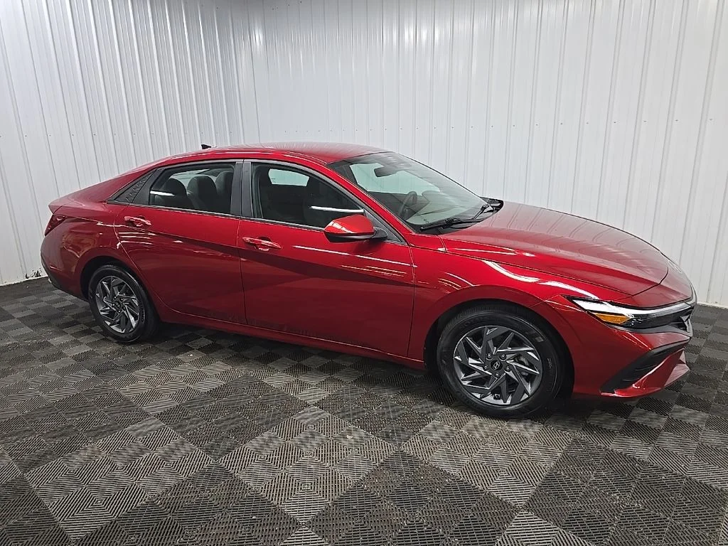 Used 2024 Red Hyundai SEL image 1