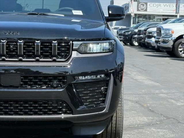 New 2026 Diamond Black Crystal Pearl-Coat Exterior Paint Jeep Limited Reserve image 4