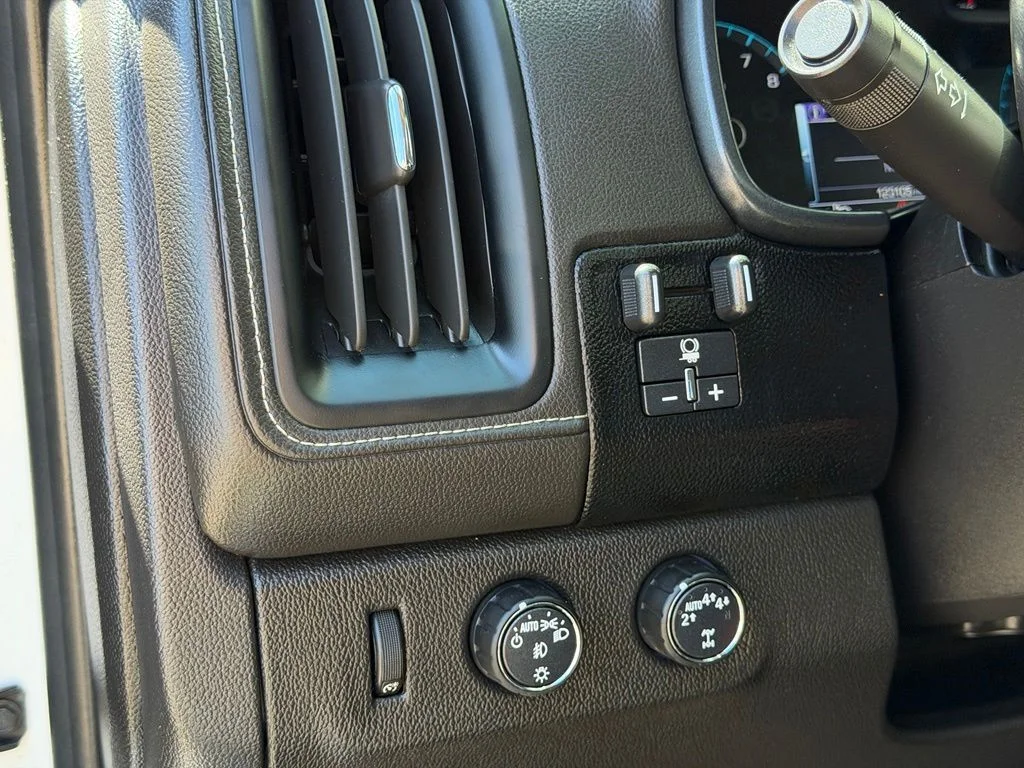 Used 2018 White GMC Denali image 23