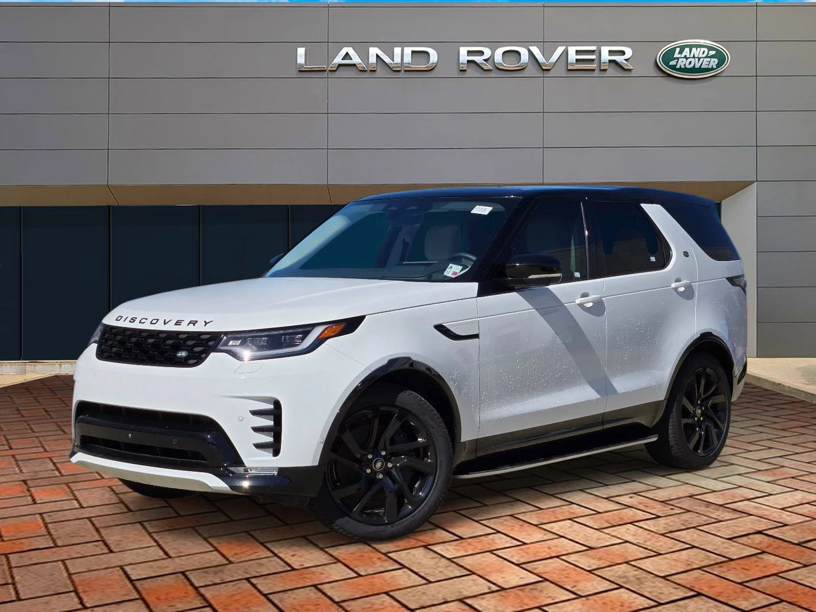 Used 2025 Fuji White Land Rover Dynamic SE image 1