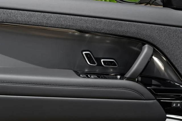 New 2026 Fuji White Land Rover Dynamic SE image 53