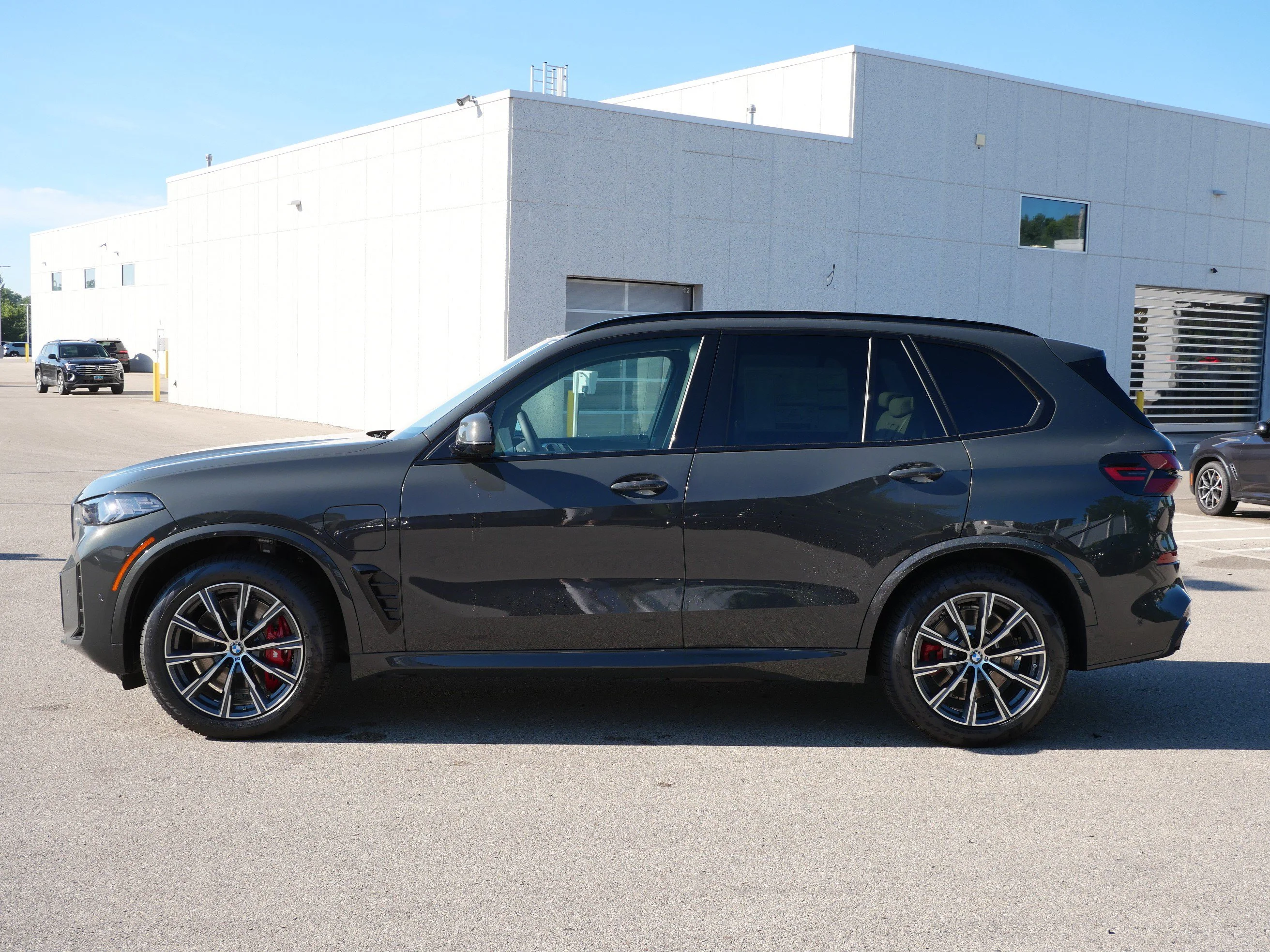 New 2026 Dravit Grey Metallic BMW xDrive50e image 3