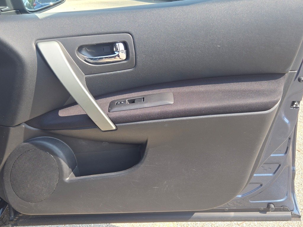 Used 2015 Blue Nissan S image 6