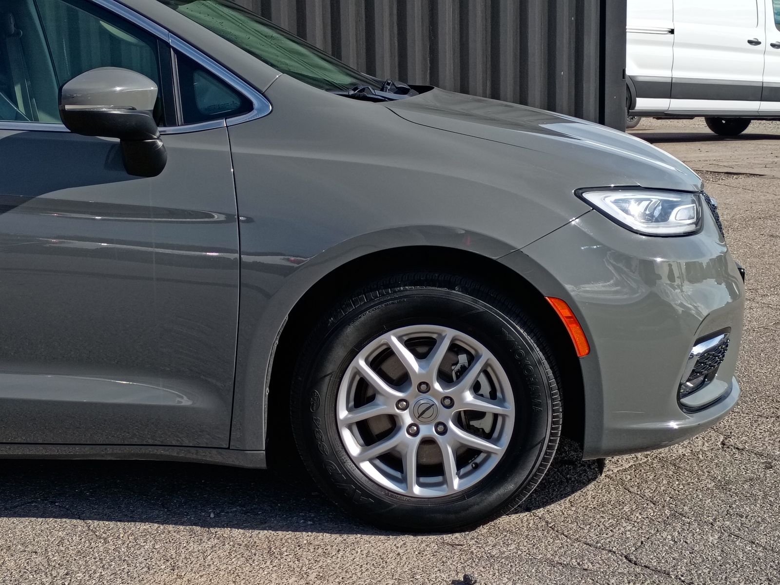 View vehicle photo 4