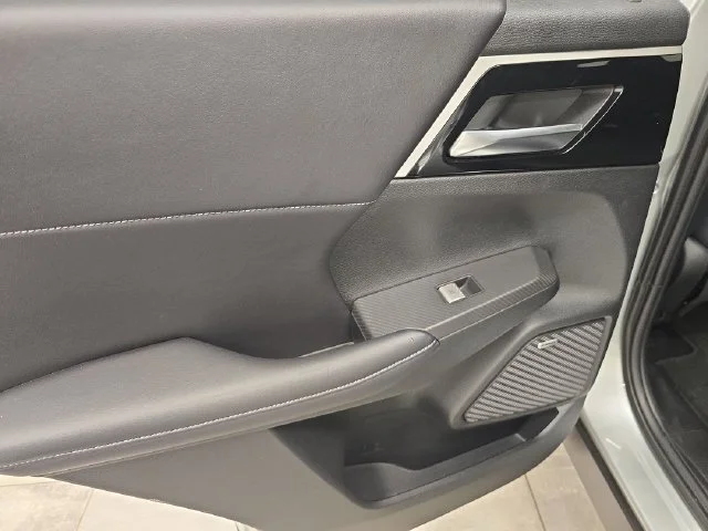 Used 2025 Alloy Silver Metallic Mitsubishi SE image 18