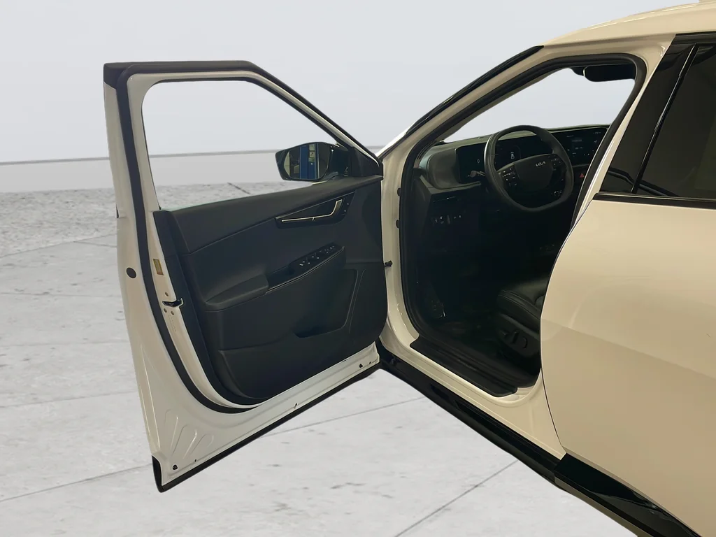 Certified Used 2025 White Kia Wind image 33