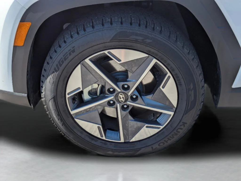 Used 2025 White Hyundai SEL Convenience image 42