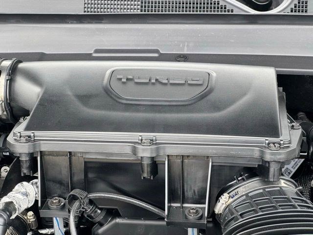 New 2026 Bright White Clear-Coat Exterior Paint Jeep Latitude image 36
