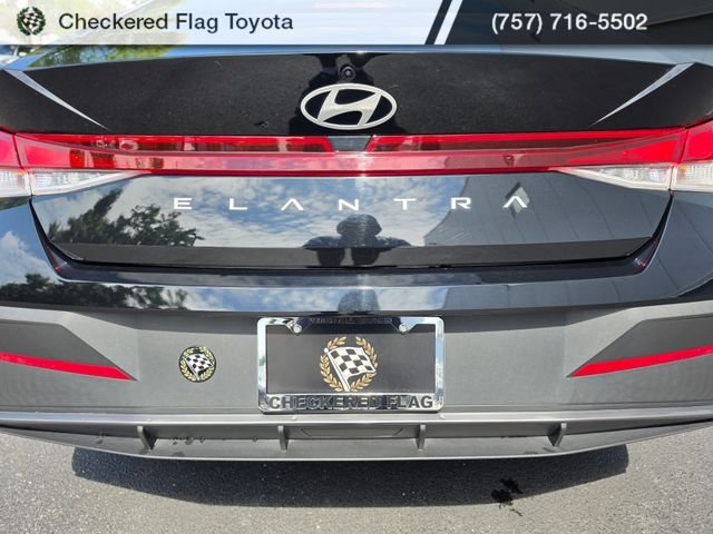 Used 2025 Abyss Black Hyundai SE image 13