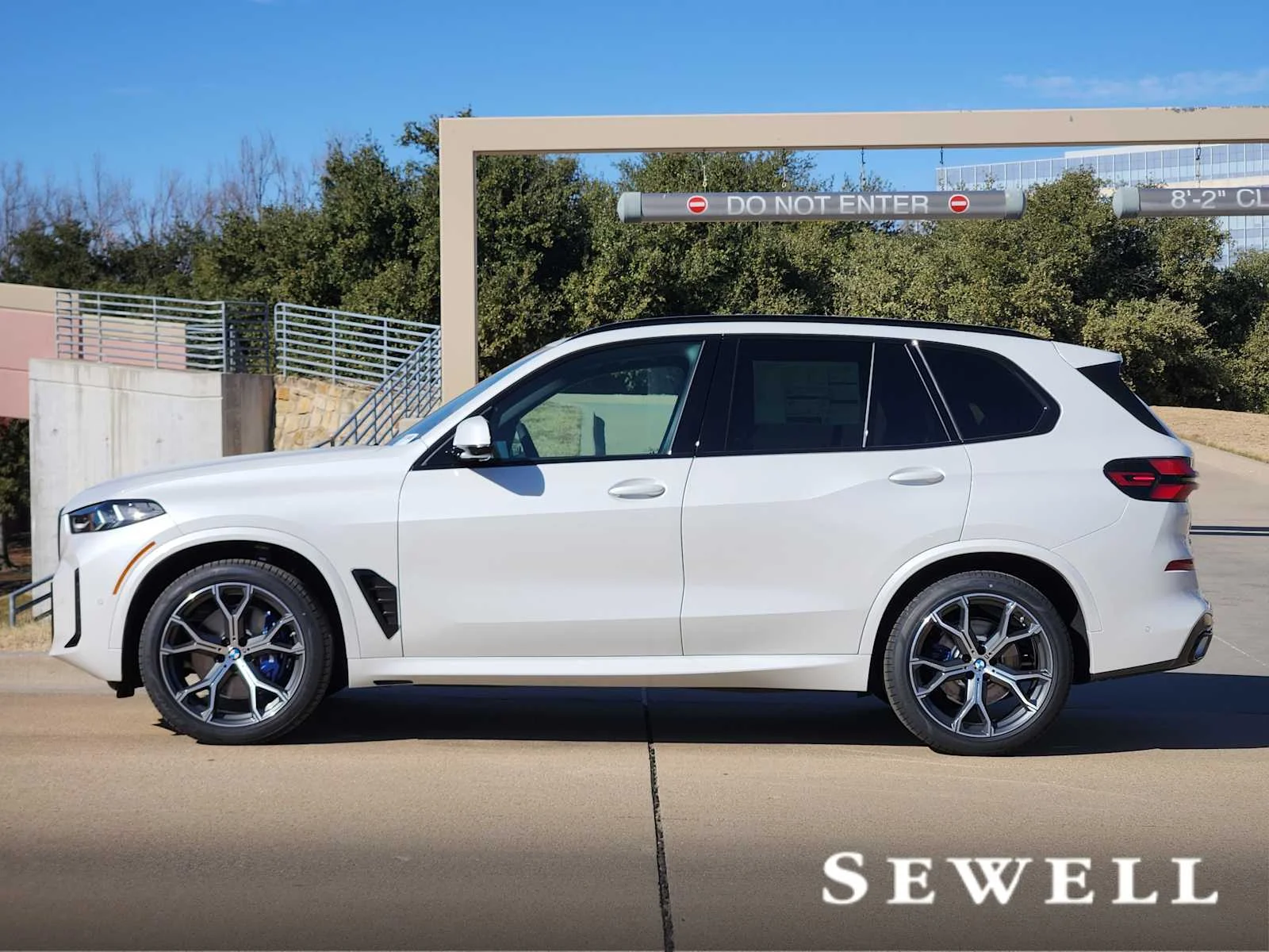 New 2026 Mineral White Metallic BMW xDrive40i image 2