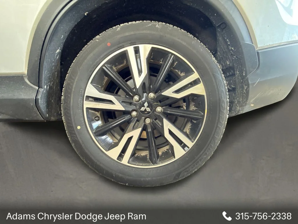 Used 2025  Mitsubishi SE image 22