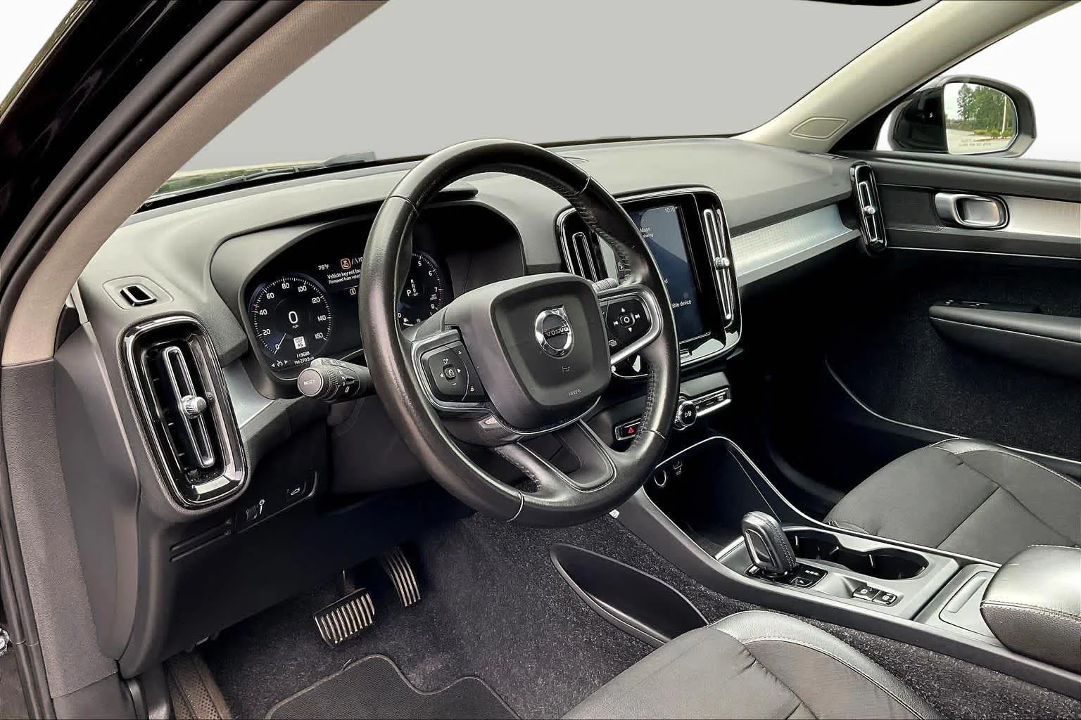 Used 2020 black Volvo Momentum image 16