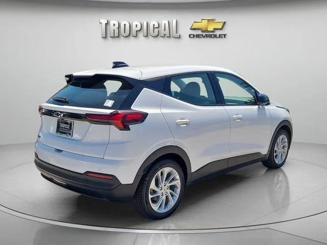 New 2027 Summit White Chevrolet LT image 3