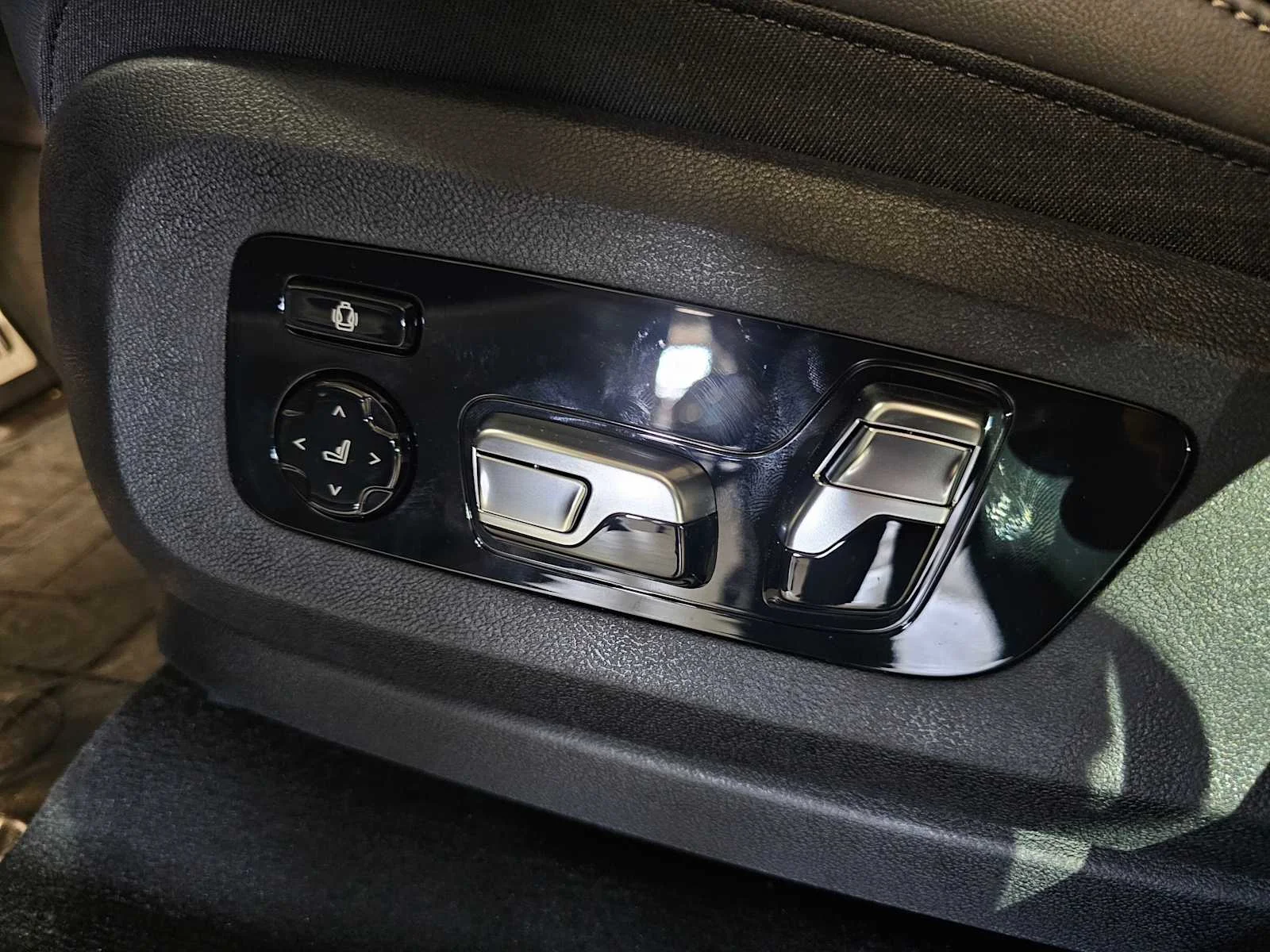 New 2026 Black Sapphire Metallic BMW xDrive50e image 30