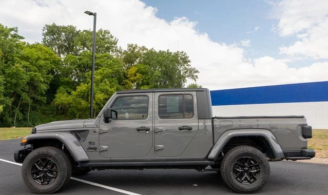 Used 2023 Gray Jeep Sport S image 9