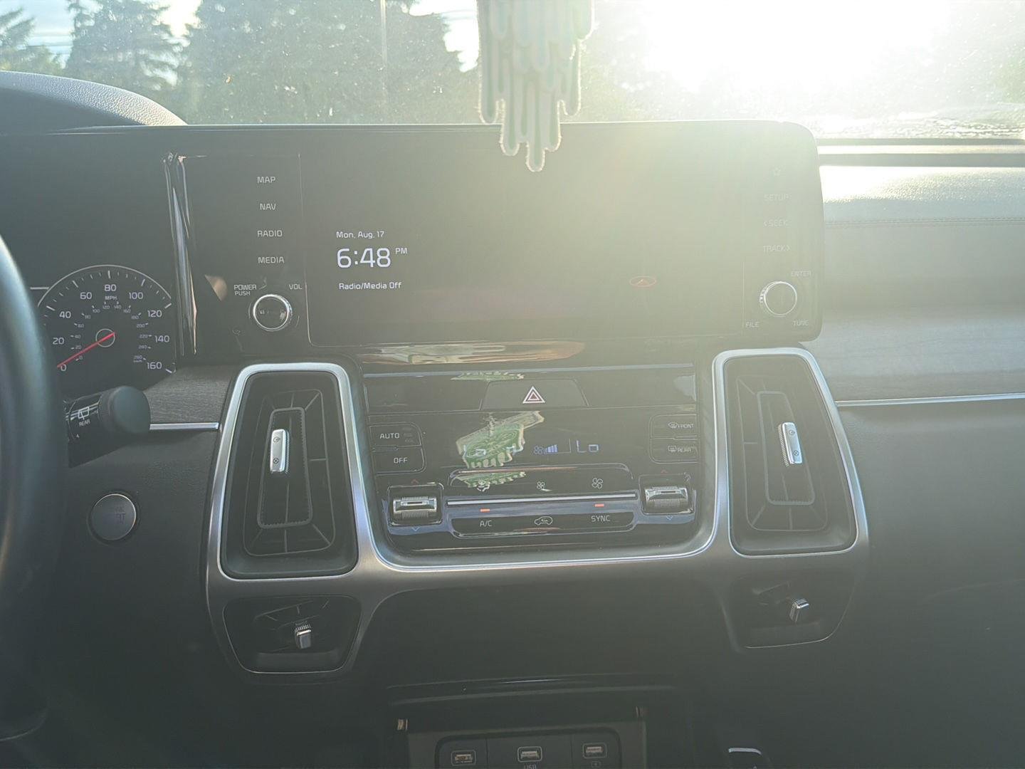 Used 2022 Glacial White Pearl Kia  image 10
