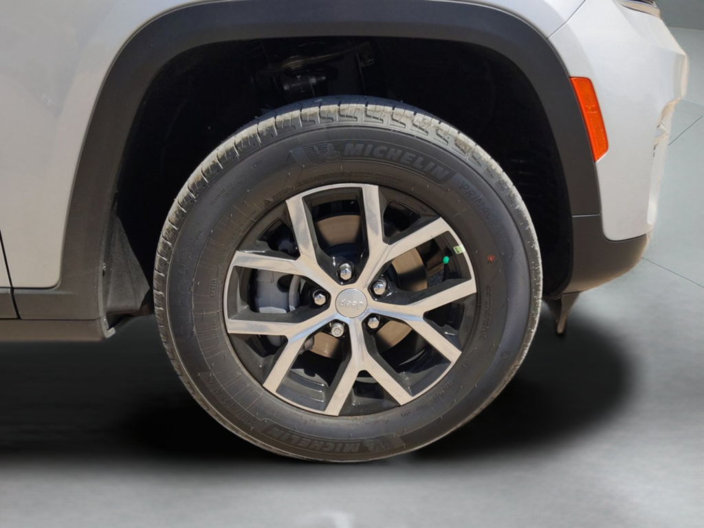 New 2025 Silver Zynith Exterior Paint Jeep Limited image 45