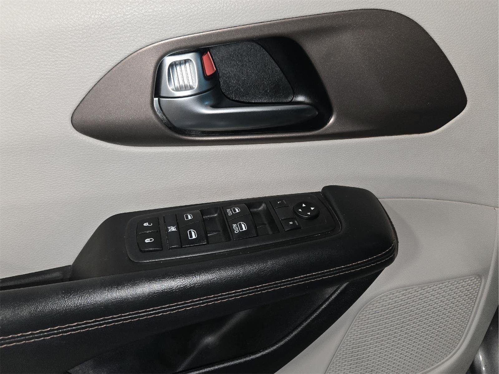 Used 2019 Granite Crystal Metallic Clearcoat Chrysler L image 16