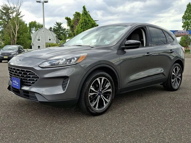 Certified Used 2022 Carbonized Gray Metallic Ford SE image 3