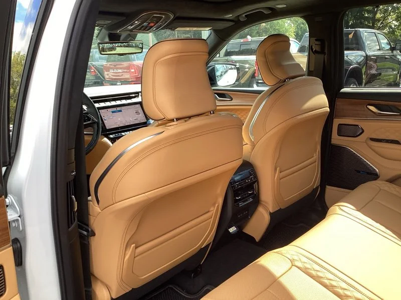 New 2027 Bright White Clearcoat Jeep Summit image 21