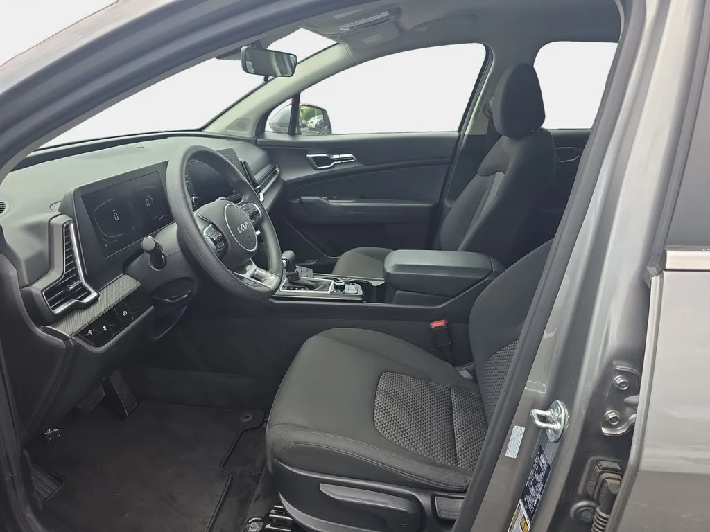2025 Kia Sportage LX - Photo 11