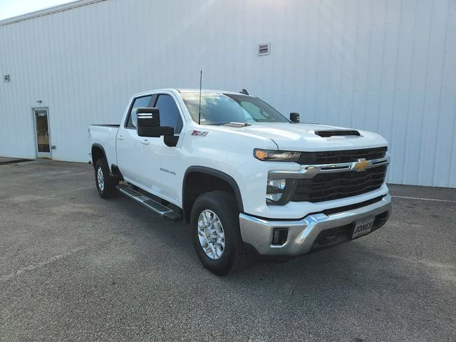 Used 2024 White Chevrolet LT image 3