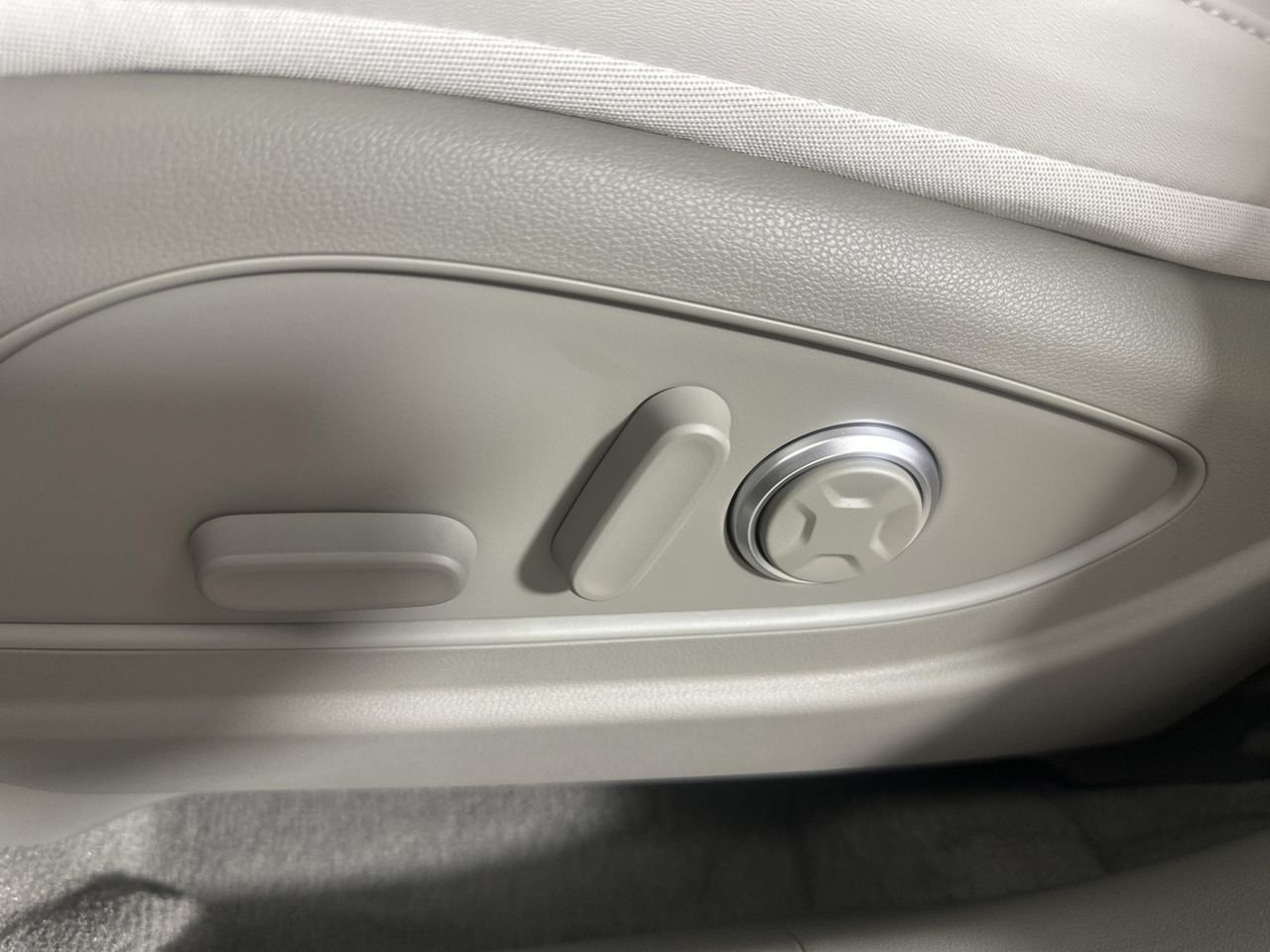 New 2027 Shimmering Silver Hyundai SEL Premium 7P image 10