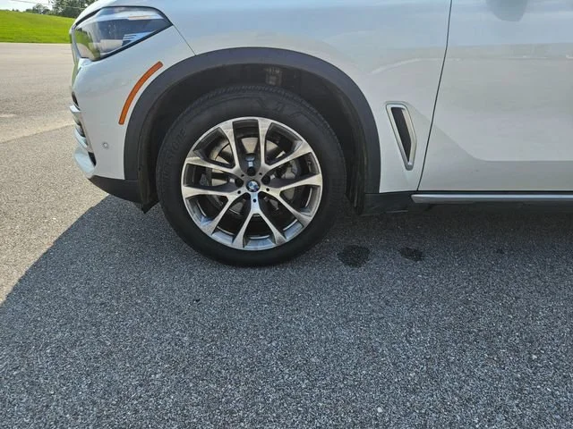 Used 2021 White BMW xDrive40i image 25
